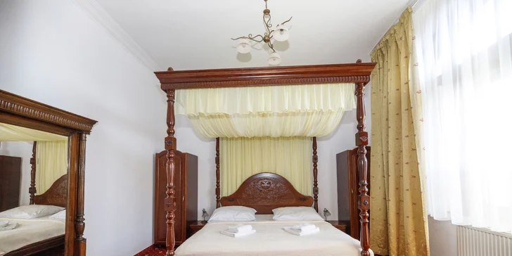 V nabídce jsou i rodinné pokoje pro více výletníků, nebo stylovější pokoje Deluxe, které vás potěší klimatizací a balkonem (u většiny pokojů).
