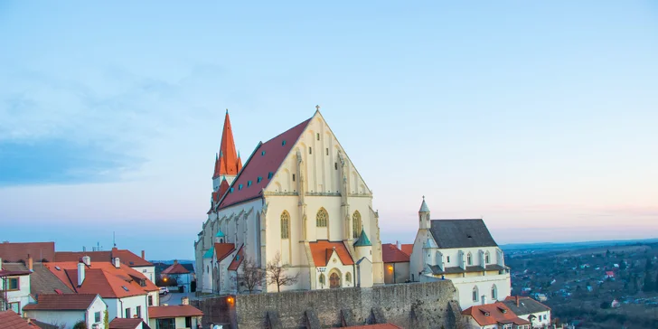 V nedalekém Znojmě můžete obdivovat třeba trojlodní kostel sv. Mikuláše a k rakouským hranicím je to ještě blíž. Co omrknout i Vídeň?