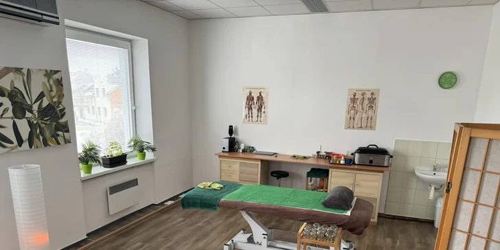 Účinek masáže zesilují teplé vulkanické kameny.