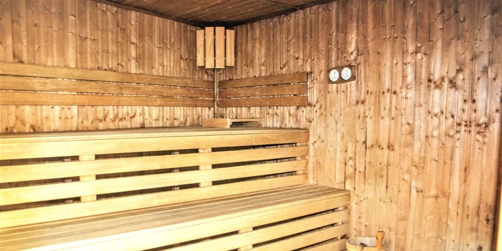 Ve wellness najdete bazén, saunu a vířivku.