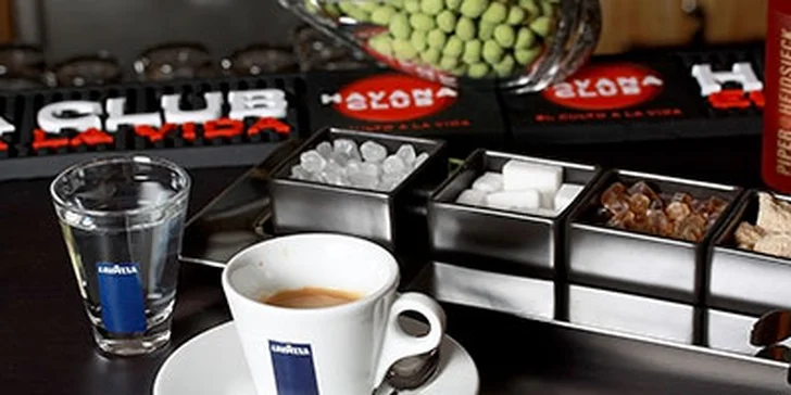 Až ven se line vůně čerstvé kávy Lavazza.