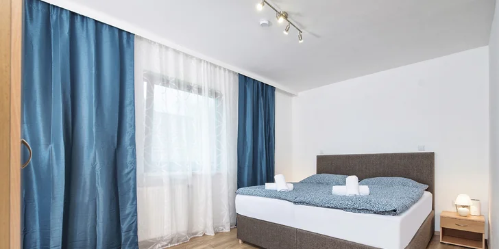 Dve spálne, obývačka s relaxačnou zónou a plne vybavená kuchyňa s jedálenským stolom lákajú na dlhé raňajky a večerné spoločenské hry.