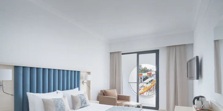 Samozřejmostí každého pokoje je pohodlná postel, koupelna s toaletou, televize, Wi‑Fi připojení a balkon.
