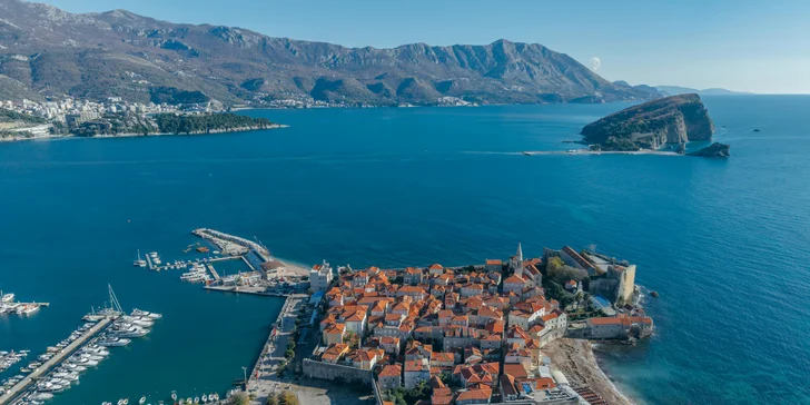 Srdcom mesta Budva je historické jadro Stari Grad (5 minút pešo).