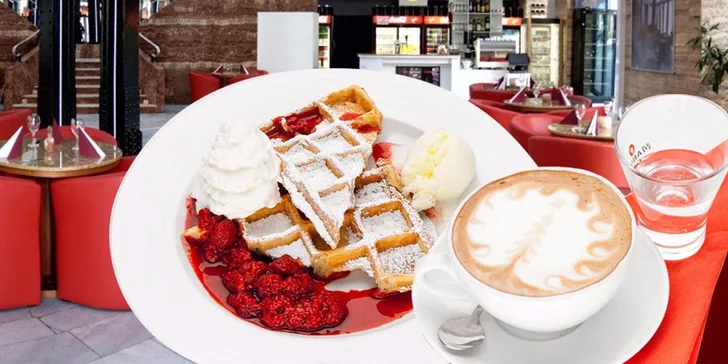 Domácí vafle a šálek oblíbené kávy: Espresso, cappuccino, irská káva a další