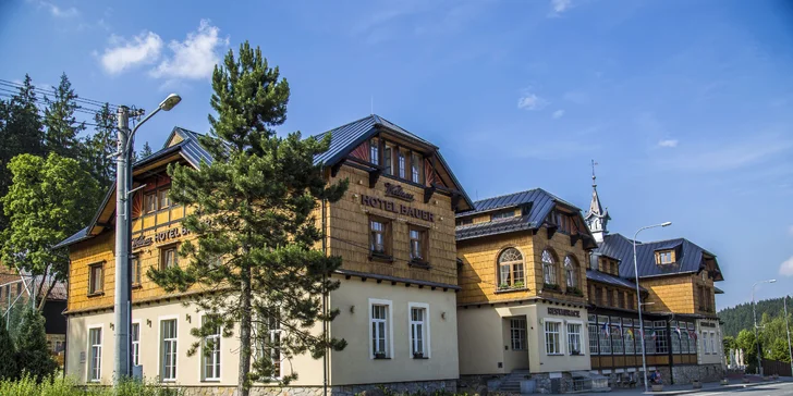 Přímo kolem hotelu prochází dvě turistické trasy.