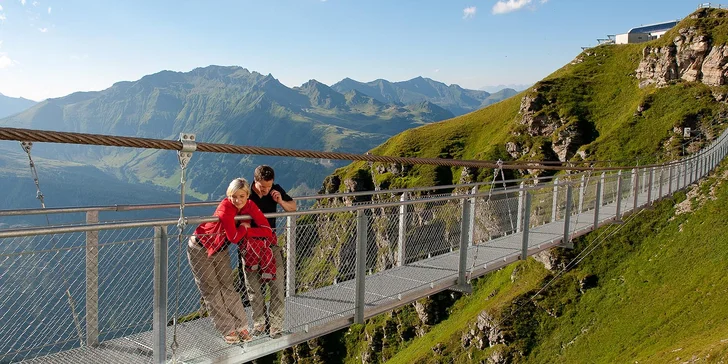 Přejděte zavěšený most, projděte se v korunách stromů nebo vezměte děti na hřiště na Graukogel.