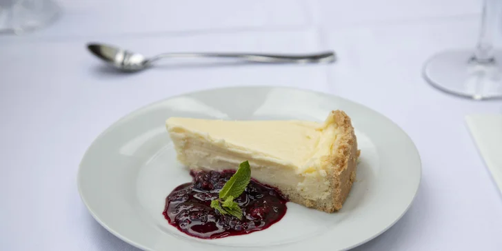 Sladkou tečkou za skvělou hostinou bude cheesecake s omáčkou z lesního ovoce.
