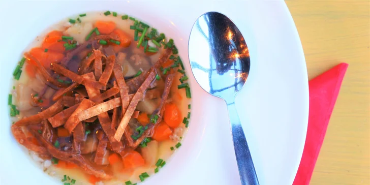 Menu zahájí silné hovězí consommé s masem, zeleninou a nudlemi.