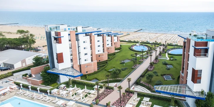 Hotel se pyšní vlastní soukromou pláží a 70metrovým bazénem. 

