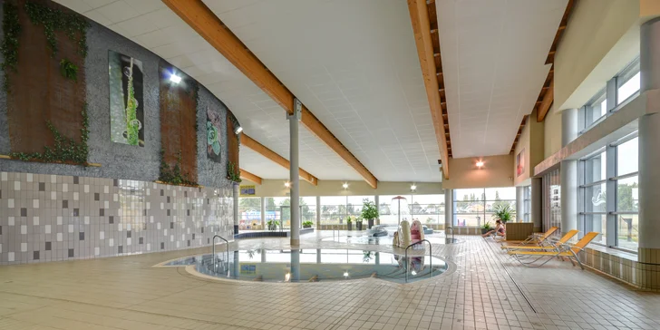V horním patře je finská a parní sauna a také odpočívárna (sauny jsou za příplatek). 