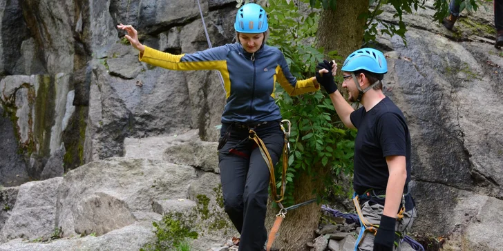 Kurz ferraty i slaňování a oběd nebo nocleh s večeří přímo na skále pro dva