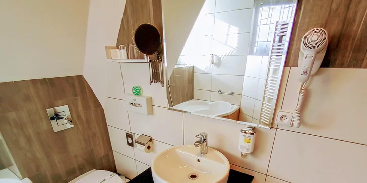 Všechny mají vlastní koupelnu. V apartmánu je vybavená rohovou vanou.