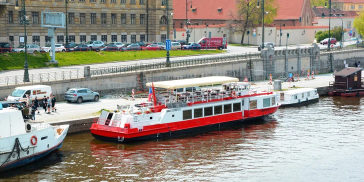Loď vyplouvá z nástupiště 18 na Dvořákově nábřeží.