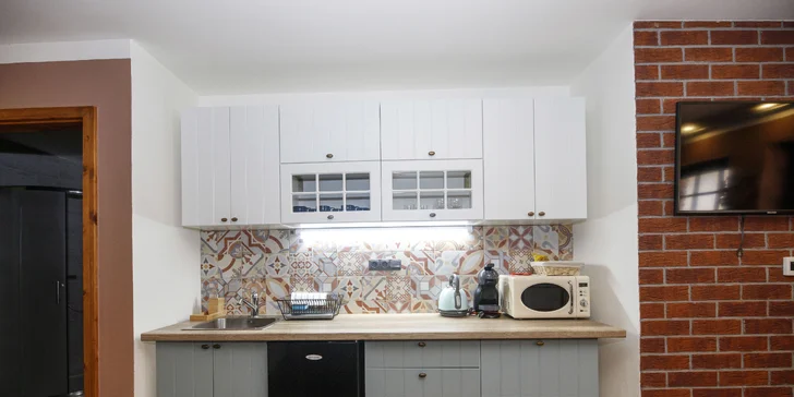 Bungalov i apartmán mají plně vybavenou kuchyňku. (Bungalov)