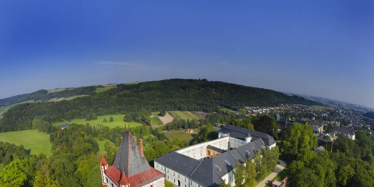 Hrad budete mít doslova pár kroků od hotelu. V rámci dvou variant máte vstupenky na hrad zdarma.