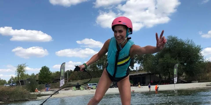 Instruktor vás naučí, jak jetsurf ovládat, a pak budete 45 minut jezdit. 