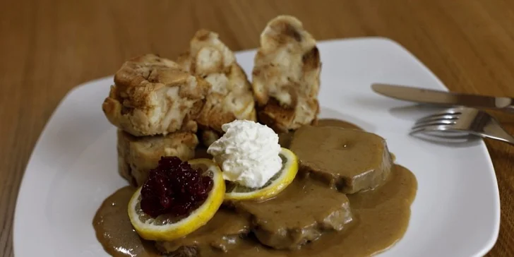 Svíčková na smetaně, brusinkový terč, karlovarský knedlík.