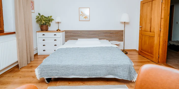 V štýlovej reštauráciu s krbom kuchári pripravujú kulinárske zážitky z lokálnych surovín a čerstvých byliniek.