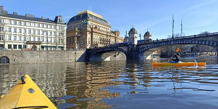 Nejdříve si natrénujete ovládání seakajaku a poté vyrazíte na vyjížďku, při které uvidíte např. Pražský hrad nebo Vyšehrad.