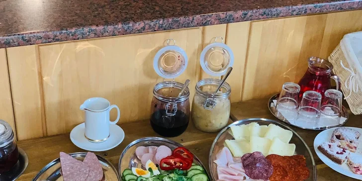 V cene máte zabezpečené raňajky formou bufetu, ktoré tu pripravujú z kvalitných a lokálnych surovín.