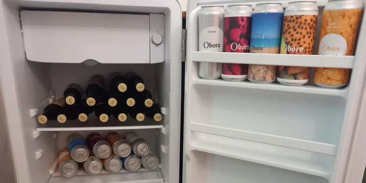 Když vstoupíte do chaloupky, po levé straně na vás čeká chladnička plná drinků (za příplatek) a vybavená kuchyňka. 
