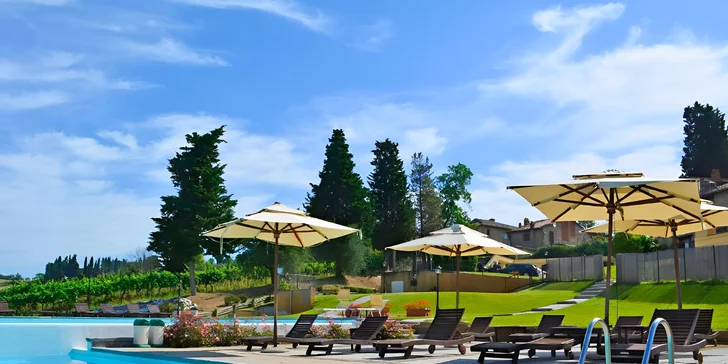 V hotelu můžete neomezeně využívat venkovní bazén.
