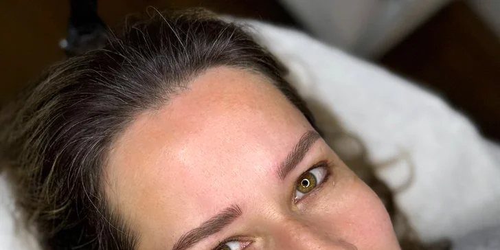 Permanentní make-up vydrží v závislosti na stavu a typu pokožky cca 1 až 3 roky. 