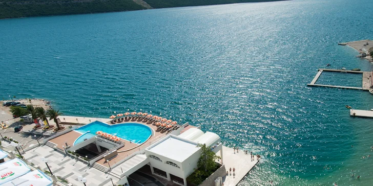 Součástí hotelu je venkovní bazén pro osvěžení.