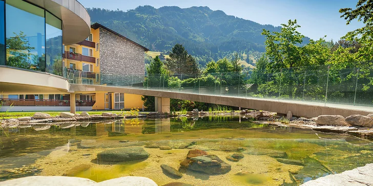 Hotel leží uprostřed rozlehlé zahrady, má bazén i sluneční terasu.