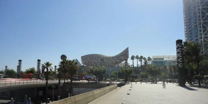 Prohlédnete si i Port Olympic - pláž u olympijské vesnice.