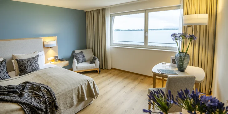 Nechybí ani trezor, klimatizace a minibar, který bude po příjezdu naplněný. 