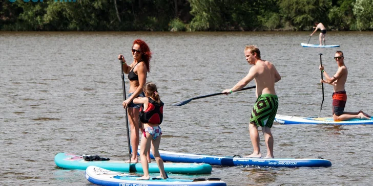 SUP je sport, kde zapojíte a zpevníte díky pádlování a balancování na prkně celé tělo.