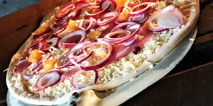 Pizza má průměr 32 cm, v nabídce jsou vouchery na jeden i dva kousky.