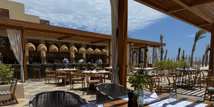 Navštivte za poplatek à la carte restaurace s italskou či asijskou kuchyní nebo si vychutnejte drink v jednom z barů u bazénu či přímo na pláži.
