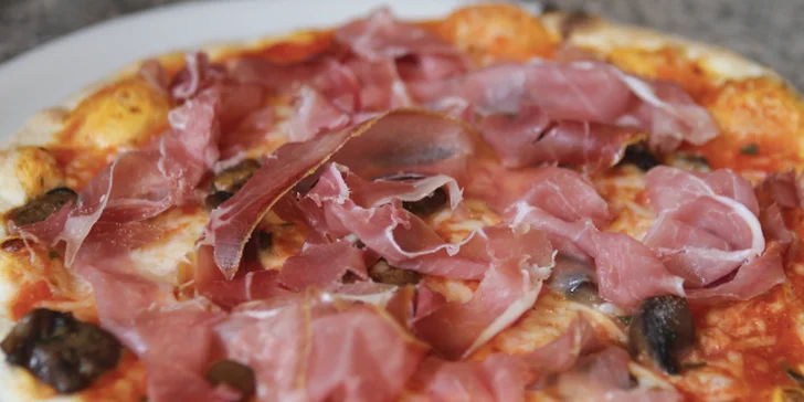 Pizza má průměr 35 cm, porce salátu váží 350 gramů.