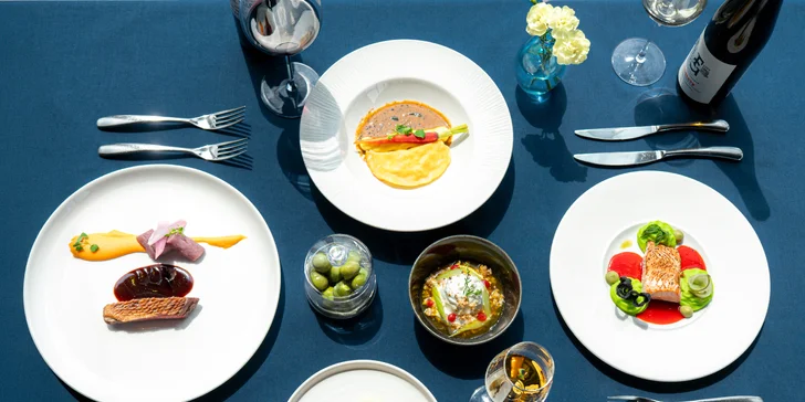 Vychutnejte si v netradičním prostředí netradiční menu. Pět luxusních chodů se podává v restauraci Oblaca.