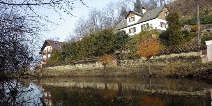 Chalupa stojí na břehu Chrudimky v přírodním parku Ptačí ostrovy. 