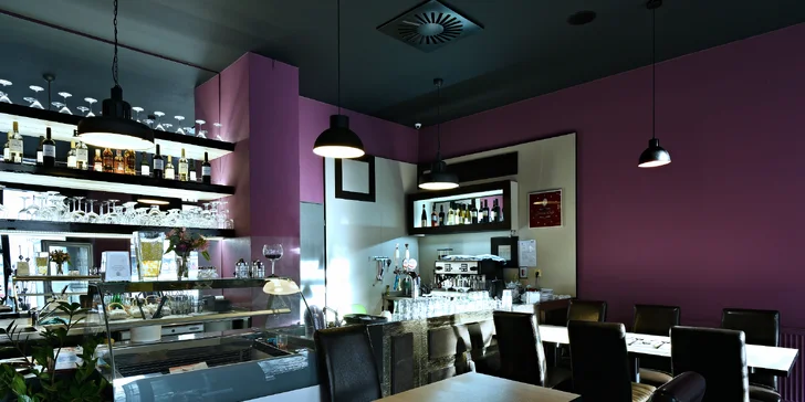 Nově otevřená restaurace má příjemnou atmosféru.