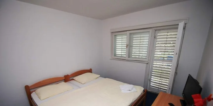 Bungalovy jsou oddělené a stojí samostatně, mají vlastní terasu s posezením a parkovací místo hned vedle sebe. 