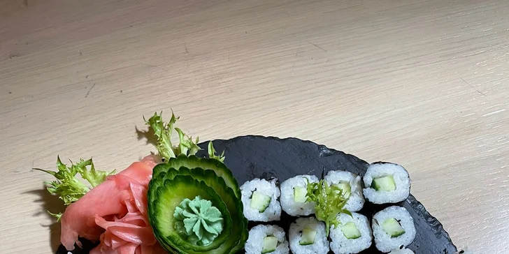 Obligátní trio zázvor, wasabi a sójová omáčka samozřejmě nesmí chybět.