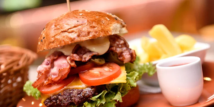 Black King Burger – žemľa, hovädzie mäso, syr, jalapeňos, slanina, paradajka, rukola, coleslaw, Hranolky, Omáčka podľa vlastného výberu