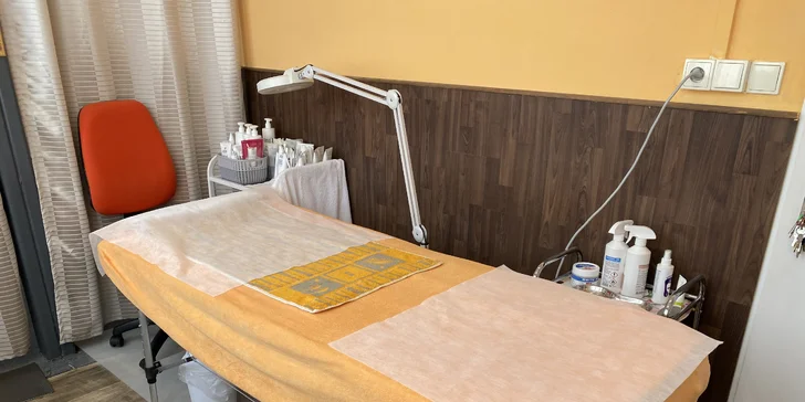 Kosmetická masáž obličeje, krku a dekoltu slouží k uvolnění napětí pleti a intenzivnějšímu průtoku krve v ní.