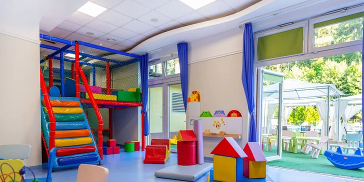 Pro děti tu mají herní koutek.