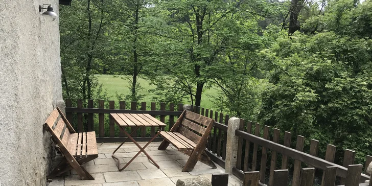 Pohled na ničím nerušenou přírodu vás uchvátí, stejně jako prostorný dvůr, kde si můžete kdykoli posedět. 