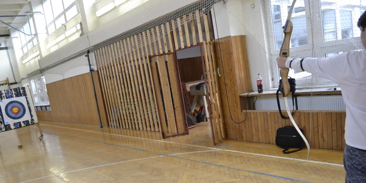 Trénink probíhá pod vedením zkušeného instruktora.
