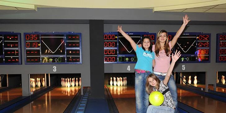 Vezmete-li s sebou i své ratolesti, mohou se vyřádit na dvou drahách pro dětský microbowling nebo v dětském koutku.