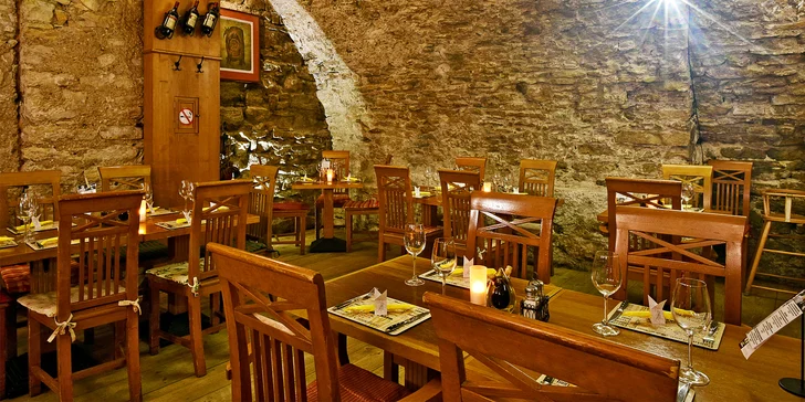 Posedíte uvnitř restaurace, na zahrádce, případně si jídlo můžete odnést s sebou (za příplatek). 