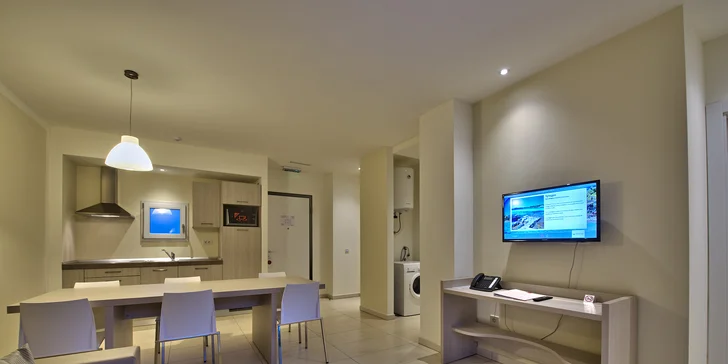Apartmán má dve spálne, obývaciu časť a vybavenú kuchyňu.