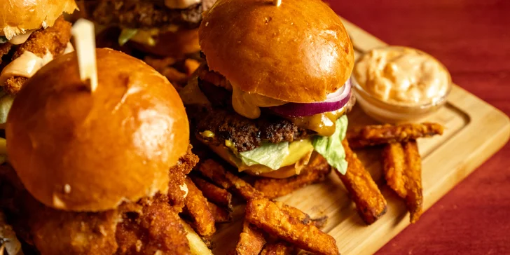 Do třetice si dáte Chicken burger, ve kterém hovězího okusíte smažené kuřecí prso doplněné o sýrový dip a zeleninou.